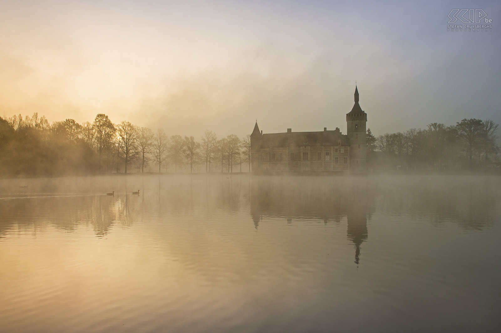 Sint-Pieters-Rode - Morning fog at the pool of the castle of Horst The castle and the chapel of Horst are photogenic landmarks near my new home. So in recent months I went out to photograph them several times, mostly in the evening and at night or when there were special weather conditions. I tried to create some unique photos of these monuments that differ from the images that already have been captured by many other people.<br />
 <br />
The castle of Horst is located in the village of Sint-Pieters-Rode (Holsbeek, Belgium). The castle was built in the mid-14th century and is still quite authentic. The former living rooms, made of brick and sandstone, are mostly from the 16th and 17th centuries.  Stefan Cruysberghs